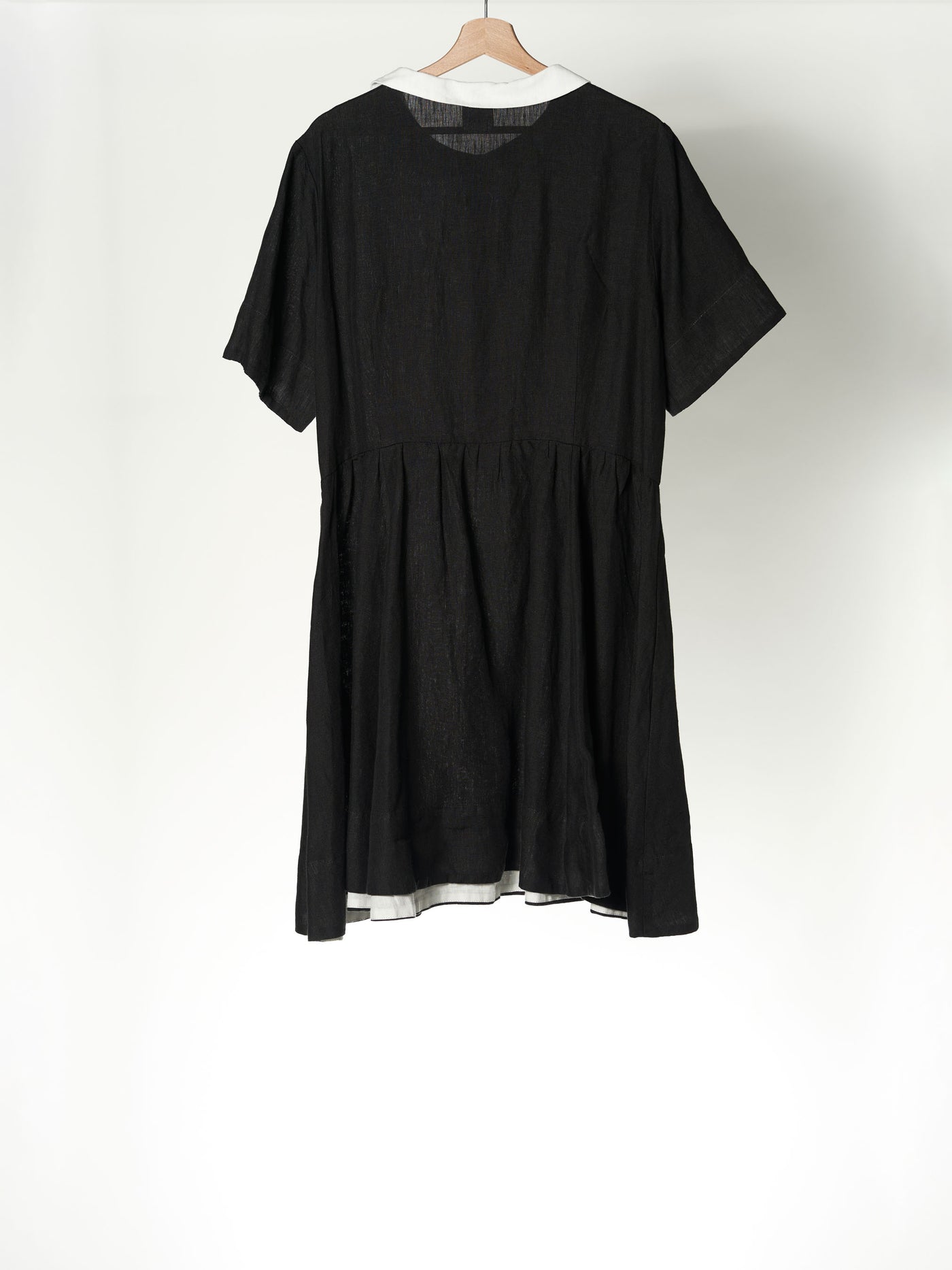 Mini-Klassikerkleid, Black Pansy, Kurzarm mit weißem Kragen